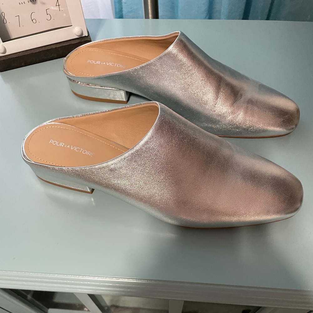 Pour la Victoire Sebina mules silver 9.5 low heel